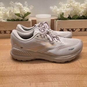 Brooks Adrenaline GTS 23 Women's Size 11 B (Medium) Running Shoes Peach